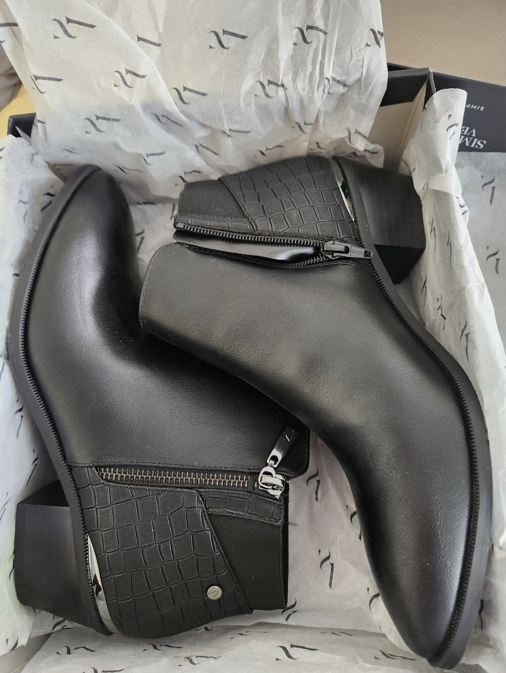 NEW Vera Wang Black Womens Faux-Leather Danna Ankle Boots w Side Zips 9 1/2 Wide